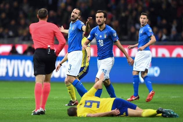 Fußball, WM Playoffs, Italien - Schweden 171113 Italiens Giorgio Chiellini reagerar mot domaren under fotbollsmatchen i VM-kvalets play-off mellan Italien och Sverige den 13 november 2017 i Milano.  Copyright: PETTERxARVIDSON BB171113PA023