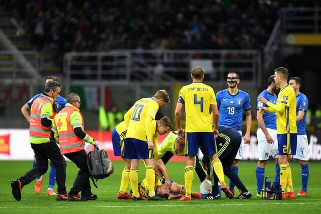 Fußball, WM Playoffs, Italien - Schweden, Verletzung Jakob Johansson 171113 Sveriges Jakob Johansson skadar sig under fotbollsmatchen i VM-kvalets play-off mellan Italien och Sverige den 13 november 2017 i Milano.  Copyright: PETTERxARVIDSON BB171113PA024