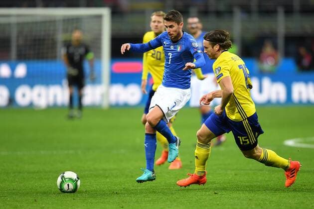 Fußball, WM Playoffs, Italien - Schweden 171113 Italiens Jorginho och Sveriges Gustav Svensson under fotbollsmatchen i VM-kvalets play-off mellan Italien och Sverige den 13 november 2017 i Milano.  Copyright: PETTERxARVIDSON BB171113PA029