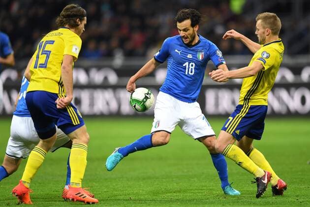 Fußball, WM Playoffs, Italien - Schweden 171113 Italiens Marco Parolo och Sveriges Sebastian Larsson under fotbollsmatchen i VM-kvalets play-off mellan Italien och Sverige den 13 november 2017 i Milano.  Copyright: PETTERxARVIDSON BB171113PA030