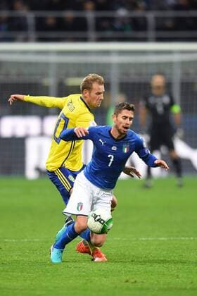 Fußball, WM Playoffs, Italien - Schweden 171113 Sveriges Ola Toivonen i närkamp med Italiens Jorginho under fotbollsmatchen i VM-kvalets play-off mellan Italien och Sverige den 13 november 2017 i Milano.  Copyright: PETTERxARVIDSON BB171113PA033