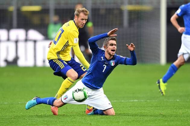Fußball, WM Playoffs, Italien - Schweden 171113 Sveriges Ola Toivonen i närkamp med Italiens Jorginho under fotbollsmatchen i VM-kvalets play-off mellan Italien och Sverige den 13 november 2017 i Milano.  Copyright: PETTERxARVIDSON BB171113PA034