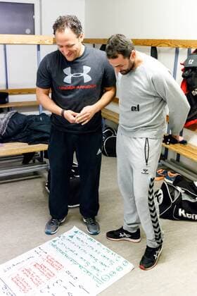 13 11 2017 xmzx Handball 3 League SG Bruchköbel later team manager Tim Beckmann v l Tim Beckmann Tegaday Ramos Nuez concept review between anew team manager and Game makers Hanau Hesse Germany