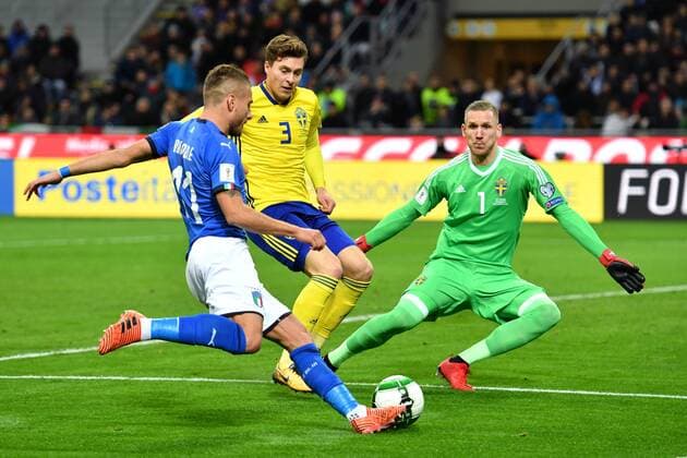 Fußball, WM Playoffs, Italien - Schweden 171113 Italiens Ciro Immobile mot Sveriges malvakt Robin Olsen under fotbollsmatchen i VM-kvalets play-off mellan Italien och Sverige den 13 november 2017 i Milano.  Copyright: PETTERxARVIDSON BB171113PA041