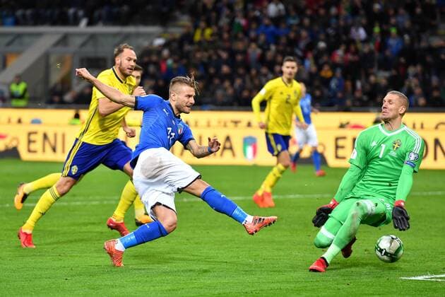 Fußball, WM Playoffs, Italien - Schweden 171113 Italiens Ciro Immobile skjuter mot Sveriges malvakt Robin Olsen under fotbollsmatchen i VM-kvalets play-off mellan Italien och Sverige den 13 november 2017 i Milano.  Copyright: PETTERxARVIDSON BB171113PA043