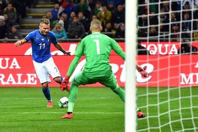 Fußball, WM Playoffs, Italien - Schweden 171113 Italiens Ciro Immobile och Sveriges malvakt Robin Olsen under fotbollsmatchen i VM-kvalets play-off mellan Italien och Sverige den 13 november 2017 i Milano.  Copyright: PETTERxARVIDSON BB171113PA045