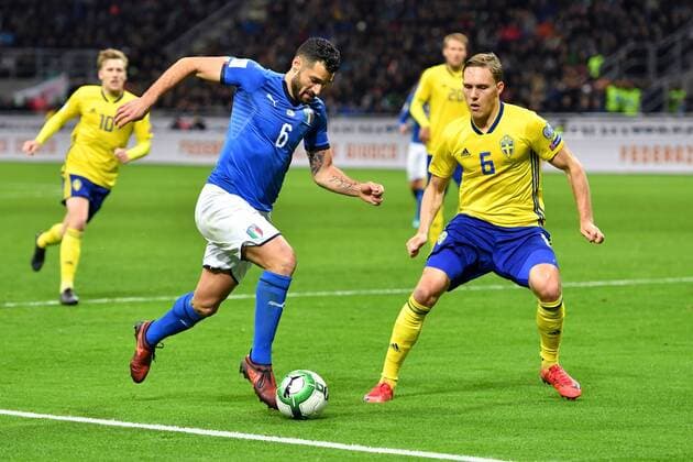 Fußball, WM Playoffs, Italien - Schweden 171113 Italiens Antonio Candreva och Sveriges Ludwig Augustinsson under fotbollsmatchen i VM-kvalets play-off mellan Italien och Sverige den 13 november 2017 i Milano.  Copyright: PETTERxARVIDSON BB171113PA046
