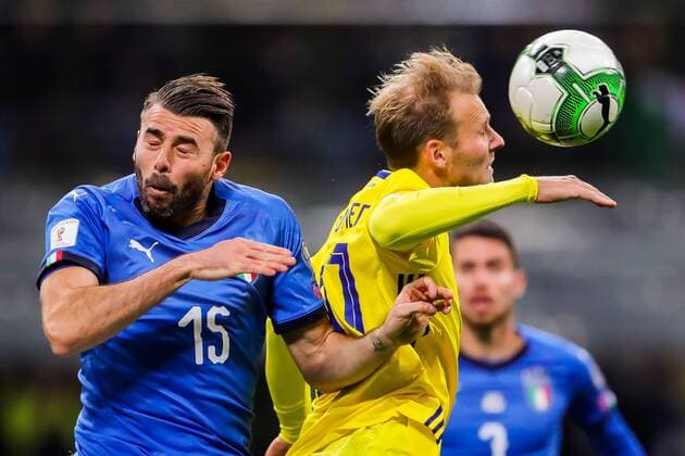 Fußball, WM Playoffs, Italien - Schweden 171113 Italiens Andrea Barzagli och Sveriges Ola Toivonen under fotbollsmatchen i VM-kvalets play-off mellan Italien och Sverige den 13 november 2017 i Milano.  Copyright: ANDREASxLxERIKSSON BB171113AE017