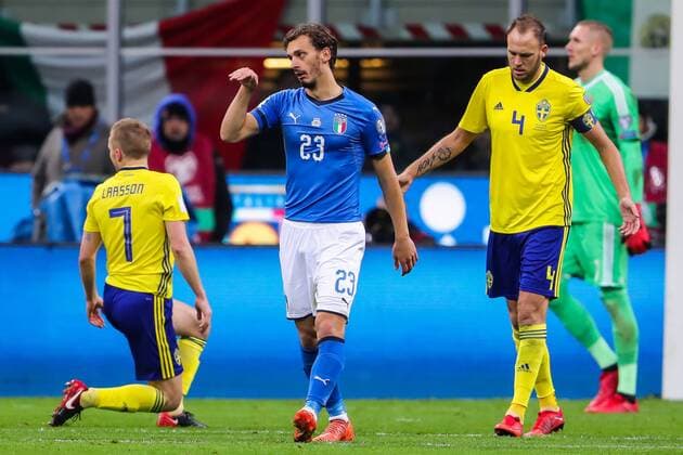 Fußball, WM Playoffs, Italien - Schweden 171113 Sveriges Sebastian Larsson, Italiens Manolo Gabbiadini och Sveriges Andreas Granqvist under fotbollsmatchen i VM-kvalets play-off mellan Italien och Sverige den 13 november 2017 i Milano.  Copyright: ANDREASxLxERIKSSON BB171113AE018