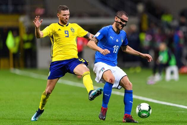 Fußball, WM Playoffs, Italien - Schweden 171113 Sveriges Marcus Berg i närkamp med Italiens Leonardo Bonucci under fotbollsmatchen i VM-kvalets play-off mellan Italien och Sverige den 13 november 2017 i Milano.  Copyright: JOELxMARKLUND BB171113JM027