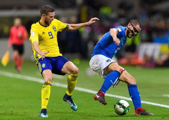 Fußball, WM Playoffs, Italien - Schweden 171113 Sveriges Marcus Berg i närkamp med Italiens Leonardo Bonucci under fotbollsmatchen i VM-kvalets play-off mellan Italien och Sverige den 13 november 2017 i Milano.  Copyright: JOELxMARKLUND BB171113JM029