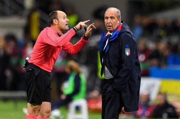 Fußball, WM Playoffs, Italien - Schweden 171113 Domare Antonio Mateu Lahoz pratar med Italiens förbundskapten Gian Piero Ventura under fotbollsmatchen i VM-kvalets play-off mellan Italien och Sverige den 13 november 2017 i Milano.  Copyright: JOELxMARKLUND BB171113JM030