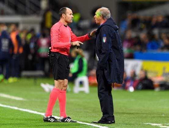 Bilder des Tages - SPORT Fußball, WM Playoffs, Italien - Schweden 171113 Domare Antonio Mateu Lahoz pratar med Italiens förbundskapten Gian Piero Ventura under fotbollsmatchen i VM-kvalets play-off mellan Italien och Sverige den 13 november 2017 i Milano.  Copyright: JOELxMARKLUND BB171113JM031