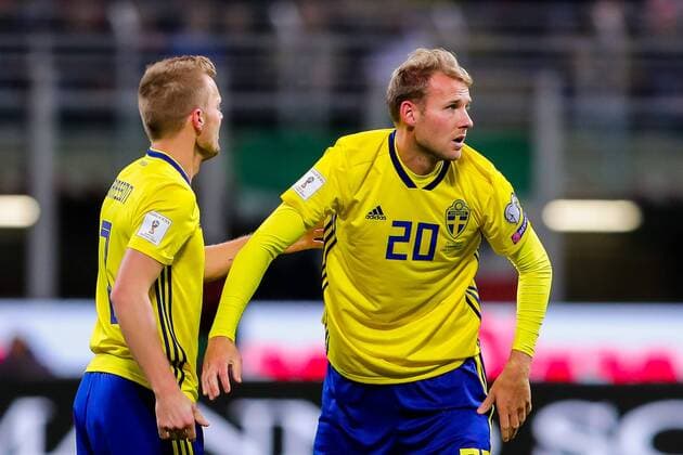 Fußball, WM Playoffs, Italien - Schweden 171113 Sveriges Sebastian Larsson och Ola Toivonen under fotbollsmatchen i VM-kvalets play-off mellan Italien och Sverige den 13 november 2017 i Milano.  Copyright: ANDREASxLxERIKSSON BB171113AE019
