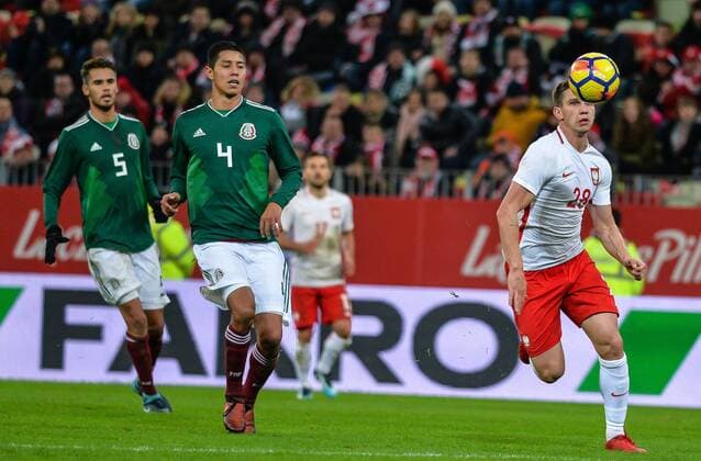 Fußball, Polen - Mexiko Poland vs Mexico Friendly game Poland vs Mexico on November 13, 2017 in Gdansk, Poland. In the picture: Hugo Ayala (4) , Diego Reyes (5) , Jakub Swierczok (28)  EN_01289578_0035
