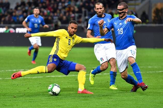 Fußball, WM Playoffs, Italien - Schweden 171113 Sveriges Isaac Kiese Thelin i kamp med Italiens Leonardo Bonucci under fotbollsmatchen i VM-kvalets play-off mellan Italien och Sverige den 13 november 2017 i Milano.  Copyright: PETTERxARVIDSON BB171113PA048