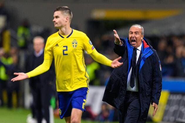 Fußball, WM Playoffs, Italien - Schweden 171113 Sveriges Mikael Lustig och Italiens förbundskapten Gian Piero Ventura under fotbollsmatchen i VM-kvalets play-off mellan Italien och Sverige den 13 november 2017 i Milano.  Copyright: JOELxMARKLUND BB171113JM034