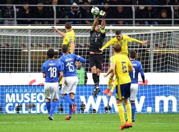 Fußball, WM Playoffs, Italien - Schweden 171113 Italiens malvakt Gianluigi Buffon boxar undan en boll under fotbollsmatchen i VM-kvalets play-off mellan Italien och Sverige den 13 november 2017 i Milano.  Copyright: PETTERxARVIDSON BB171113PA050