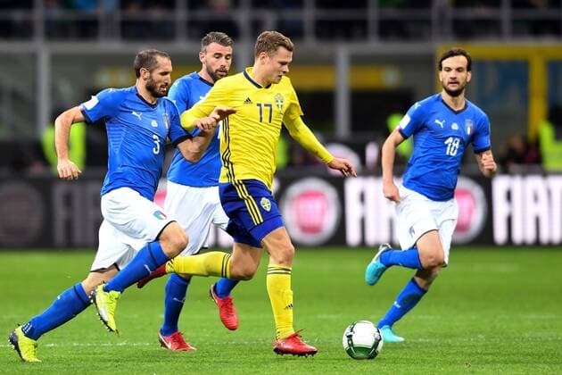 Fußball, WM Playoffs, Italien - Schweden 171113 Sveriges Viktor Claesson mor Italiens Giorgio Chiellini, Andrea Barzagli och Marco Parolo under fotbollsmatchen i VM-kvalets play-off mellan Italien och Sverige den 13 november 2017 i Milano.  Copyright: PETTERxARVIDSON BB171113PA053
