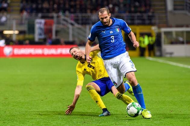 Fußball, WM Playoffs, Italien - Schweden 171113 Sveriges Marcus Berg i närkamp med Italiens Giorgio Chiellini under fotbollsmatchen i VM-kvalets play-off mellan Italien och Sverige den 13 november 2017 i Milano.  Copyright: JOELxMARKLUND BB171113JM038