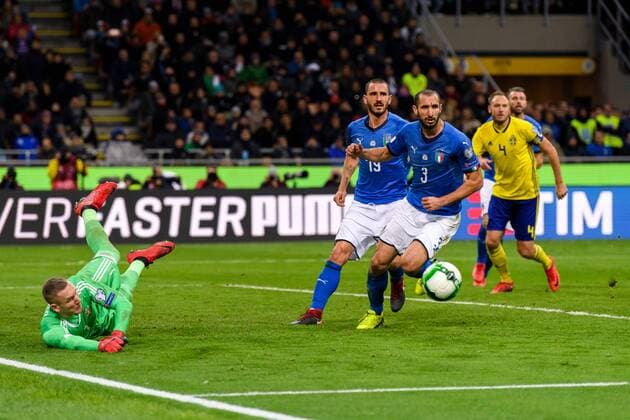Fußball, WM Playoffs, Italien - Schweden 171113 Sveriges malvakt Robin Olsen räddar skott under fotbollsmatchen i VM-kvalets play-off mellan Italien och Sverige den 13 november 2017 i Milano.  Copyright: JOELxMARKLUND BB171113JM039