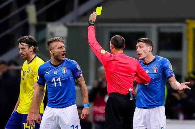 Fußball, WM Playoffs, Italien - Schweden 171113 Italiens Ciro Immobile far gult kort av domare Antonio Mateu Lahoz under fotbollsmatchen i VM-kvalets play-off mellan Italien och Sverige den 13 november 2017 i Milano.  Copyright: ANDREASxLxERIKSSON BB171113AE026
