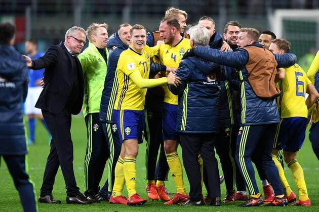 Bilder des Tages - SPORT Fußball, WM Playoffs, Italien - Schweden 171113 De svenska spelarna jublar efter fotbollsmatchen i VM-kvalets play-off mellan Italien och Sverige den 13 november 2017 i Milano.  Copyright: PETTERxARVIDSON BB171113PA057
