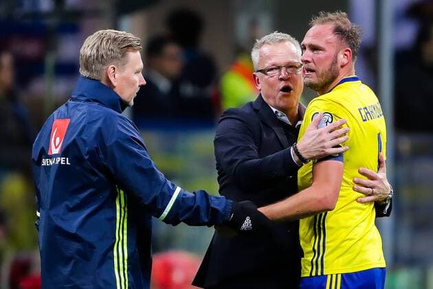 Fußball, WM Playoffs, Italien - Schweden 171113 Sveriges förbundskapten Janne Andersson och Andreas Granqvist jublar efter fotbollsmatchen i VM-kvalets play-off mellan Italien och Sverige den 13 november 2017 i Milano.  Copyright: ANDREASxLxERIKSSON BB171113AE028
