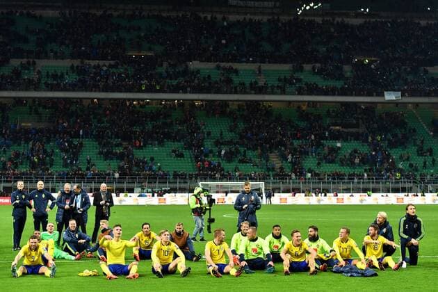 Fußball, WM Playoffs, Italien - Schweden 171113 De svenska spelarna jublar efter fotbollsmatchen i VM-kvalets play-off mellan Italien och Sverige den 13 november 2017 i Milano.  Copyright: PETTERxARVIDSON BB171113PA063