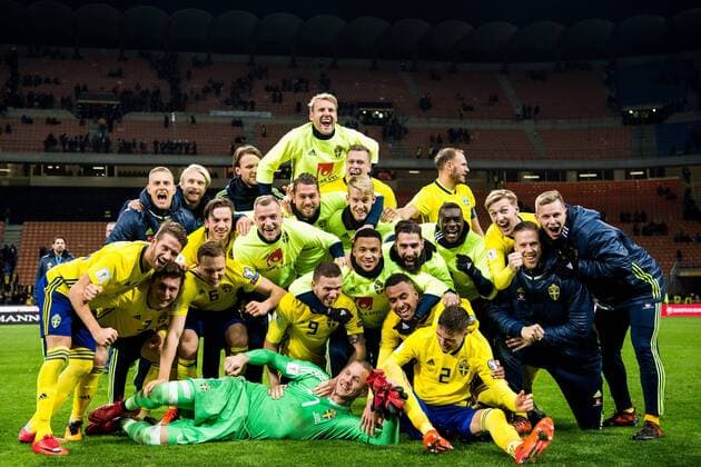 Themen der Woche - SPORT Bilder des Tages - SPORT Fußball, WM Playoffs, Schweden qualifiziert sich für WM 171113 Sveriges spelare jublar efter att dom är klara för VM efter fotbollsmatchen i VM-kvalets play-off mellan Italien och Sverige den 13 november 2017 i Milano.  Copyright: PETTERxARVIDSON BB171113PA067