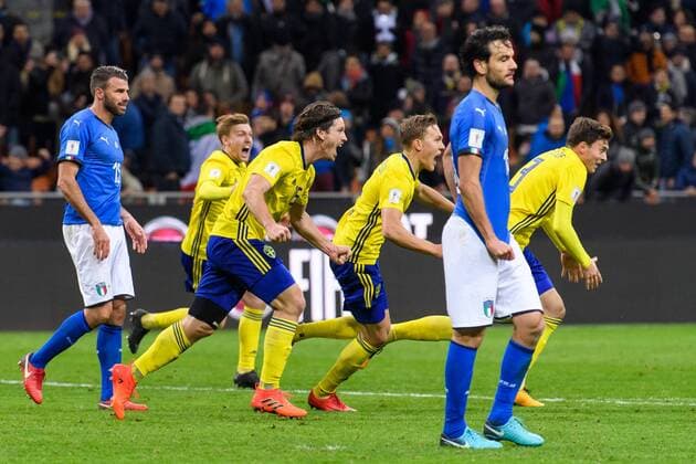 Fußball, WM Playoffs, Italien - Schweden 171113 Sveriges Gustav Svensson Ludwig Augustinsson och Victor Nilsson Lindelöf jublar vid slutsignalen under fotbollsmatchen i VM-kvalets play-off mellan Italien och Sverige den 13 november 2017 i Milano.  Copyright: JOELxMARKLUND BB171113JM042