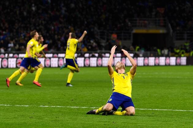 Fußball, WM Playoffs, Italien - Schweden 171113 Sveriges Sebastian Larsson jublar efter fotbollsmatchen i VM-kvalets play-off mellan Italien och Sverige den 13 november 2017 i Milano.  Copyright: JOELxMARKLUND BB171113JM043