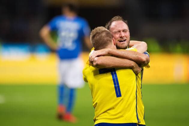 Fußball, WM Playoffs, Italien - Schweden 171113 Sveriges Sebastian Larsson och Andreas Granqvist kramar om varandra efter fotbollsmatchen i VM-kvalets play-off mellan Italien och Sverige den 13 november 2017 i Milano.  Copyright: JOELxMARKLUND BB171113JM045
