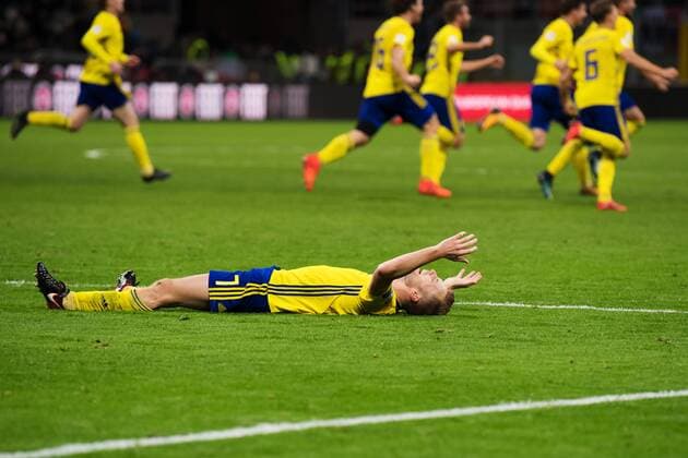 Fußball, WM Playoffs, Italien - Schweden 171113 Sveriges Sebastian Larsson jublar efter fotbollsmatchen i VM-kvalets play-off mellan Italien och Sverige den 13 november 2017 i Milano.  Copyright: JOELxMARKLUND BB171113JM046