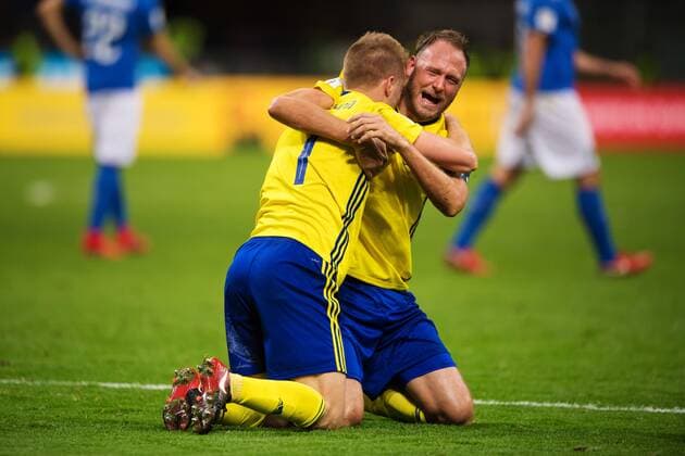 Fußball, WM Playoffs, Italien - Schweden 171113 Sveriges Sebastian Larsson och Andreas Granqvist kramar om varandra efter fotbollsmatchen i VM-kvalets play-off mellan Italien och Sverige den 13 november 2017 i Milano.  Copyright: JOELxMARKLUND BB171113JM047