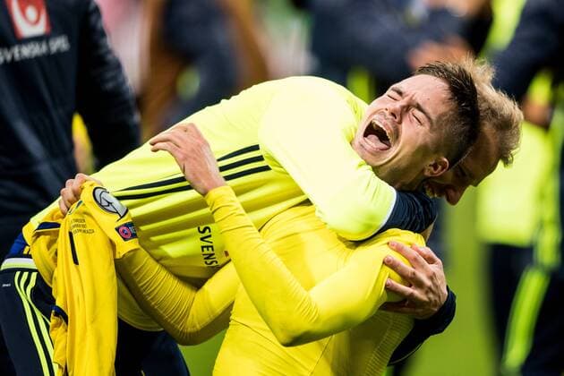 171113 Sveriges Mikael Lustig jublar efter att VM-platsen är säkrad efter fotbollsmatchen i VM-kvalets play-off mellan Italien och Sverige den 13 november 2017 i Milano.  Copyright: PETTERxARVIDSON BB171113PA074
