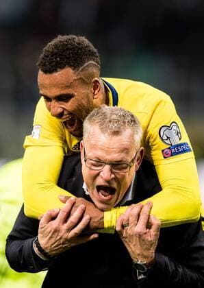 Fußball, WM Playoffs, Schweden qualifiziert sich für WM 171113 Sveriges Isaac Kiese Thelin jublar med förbundskapten Janne Andersson efter att VM-platsen är säkrad efter fotbollsmatchen i VM-kvalets play-off mellan Italien och Sverige den 13 november 2017 i Milano.  Copyright: PETTERxARVIDSON BB171113PA076