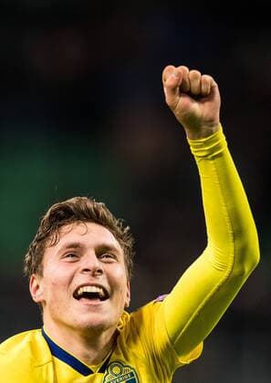 171113 Sveriges Victor Nilsson Lindelöf jublar efter att VM-platsen är säkrad efter fotbollsmatchen i VM-kvalets play-off mellan Italien och Sverige den 13 november 2017 i Milano.  Copyright: PETTERxARVIDSON BB171113PA085