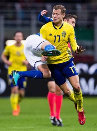 Fußball, WM Playoffs, Italien - Schweden 171113 Italiens Alessandro Florenzi i en närkamp med Sveriges Viktor Claesson under fotbollsmatchen i VM-kvalets play-off mellan Italien och Sverige den 13 november 2017 i Milano.  Copyright: ANDREASxLxERIKSSON BB171113AE039
