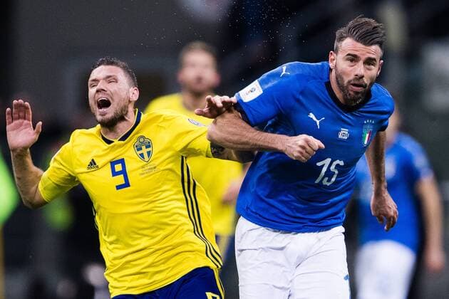 Fußball, WM Playoffs, Italien - Schweden 171113 Sveriges Marcus Berg i en närkamp med Italiens Andrea Barzagli under fotbollsmatchen i VM-kvalets play-off mellan Italien och Sverige den 13 november 2017 i Milano.  Copyright: ANDREASxLxERIKSSON BB171113AE052