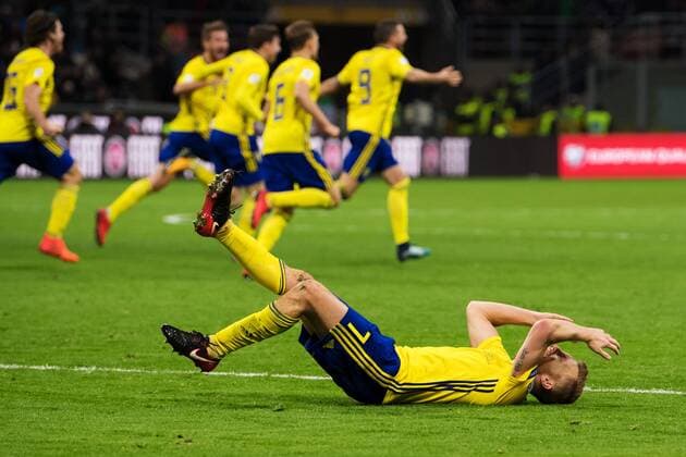 Fußball, WM Playoffs, Schweden qualifiziert sich für WM 171113 Sveriges Sebastian Larsson jublar efter fotbollsmatchen i VM-kvalets play-off mellan Italien och Sverige den 13 november 2017 i Milano.  Copyright: JOELxMARKLUND BB171113JM058