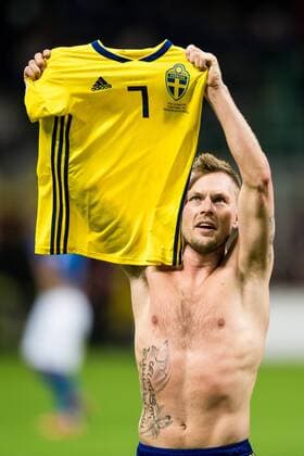 Fußball, WM Playoffs, Italien - Schweden 171113 Sveriges Sebastian Larsson jublar efter att VM-platsen är säkrad efter fotbollsmatchen i VM-kvalets play-off mellan Italien och Sverige den 13 november 2017 i Milano.  Copyright: PETTERxARVIDSON BB171113PA090