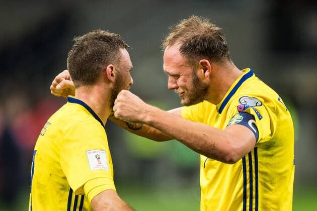 Fußball, WM Playoffs, Italien - Schweden 171113 Sveriges Andreas Granqvist och Marcus Berg jublar efter att VM-platsen är säkrad efter fotbollsmatchen i VM-kvalets play-off mellan Italien och Sverige den 13 november 2017 i Milano.  Copyright: PETTERxARVIDSON BB171113PA095