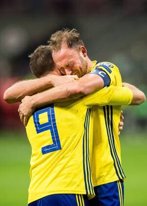 Fußball, WM Playoffs, Italien - Schweden 171113 Sveriges Andreas Granqvist kramar om Marcus Berg efter att VM-platsen är säkrad efter fotbollsmatchen i VM-kvalets play-off mellan Italien och Sverige den 13 november 2017 i Milano.  Copyright: PETTERxARVIDSON BB171113PA097