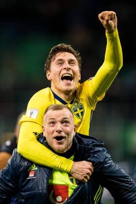 Fußball, WM Playoffs, Schweden qualifiziert sich für WM 171113 Sveriges Victor Nilsson Lindelöf och John Guidetti jublar efter att VM-platsen är säkrad efter fotbollsmatchen i VM-kvalets play-off mellan Italien och Sverige den 13 november 2017 i Milano.  Copyright: PETTERxARVIDSON BB171113PA106