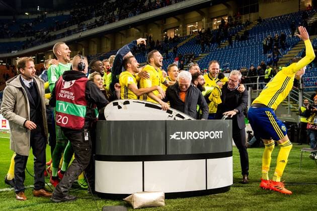 Fußball, WM Playoffs, Schweden qualifiziert sich für WM 171113 Sveriges spelare kraschar kanal 5:s studio och jublar efter att VM-platsen är säkrad efter fotbollsmatchen i VM-kvalets play-off mellan Italien och Sverige den 13 november 2017 i Milano.  Copyright: PETTERxARVIDSON BB171113PA114
