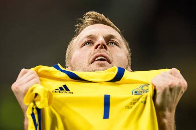 Fußball, WM Playoffs, Schweden qualifiziert sich für WM 171113 Sveriges Sebastian Larsson jublar efter att VM-platsen är säkrad efter fotbollsmatchen i VM-kvalets play-off mellan Italien och Sverige den 13 november 2017 i Milano.  Copyright: PETTERxARVIDSON BB171113PA119