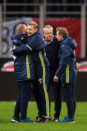 Fußball, WM Playoffs, Schweden qualifiziert sich für WM 171113 Sveriges scout Lasse Jakobsson, assisterande förbundskapten Peter Wettergren, förbundskapten Janne Andersson och scout Tom Prahl jublar efter fotbollsmatchen i VM-kvalets play-off mellan Italien och Sverige den 13 november 2017 i Milano.  Copyright: JOELxMARKLUND BB171113JM062