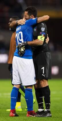 171113 Italiens Leonardo Bonucci kramar om malvakten Gianluigi Buffon efter fotbollsmatchen i VM-kvalets play-off mellan Italien och Sverige den 13 november 2017 i Milano.  Copyright: JOELxMARKLUND BB171113JM072