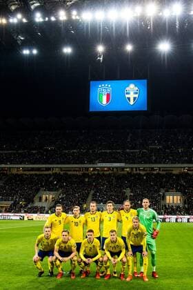Fußball, WM Playoffs, Italien - Schweden 171113 Sveriges startelva ställer upp för en lagbild, övre raden fran vänster, Marcus Berg, Emil Forsberg, Jakob Johansson, Victor Nilsson Lindelöf, Andreas Granqvist och malvakt Robin Olsen. Nedre raden fran vänster, Sebastian Larsson, Ludwig Augustinsson, Mikael Lustig, Viktor Claesson och Ola Toivonen inför fotbollsmatchen i VM-kvalets play-off mellan Italien och Sverige den 13 november 2017 i Milano. Copyright: PETTERxARVIDSON BB171113PA125